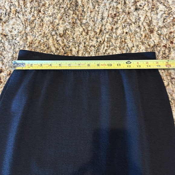 EUC St. John knit skirt - black - sz 10 - Picture 3 of 7